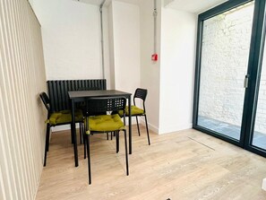 Dining - Shoreditch Studio by PrimeCityHosts F10 (Greater London)