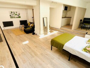 Free WiFi, bed sheets - Shoreditch Studio by PrimeCityHosts F10 (Greater London)