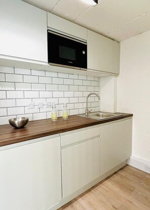 Private kitchen - Shoreditch Studio by PrimeCityHosts F10 (Greater London)