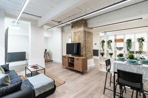 TV - Shoreditch Studio by PrimeCityHosts F9 (Greater London)