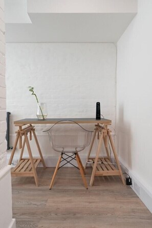 Interior - Shoreditch Studio by PrimeCityHosts F9 (Greater London)