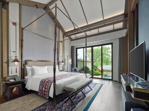 Habitación doble Deluxe, patio, vista al lago | Edredón, minibar, caja de seguridad en la habitación y escritorio 