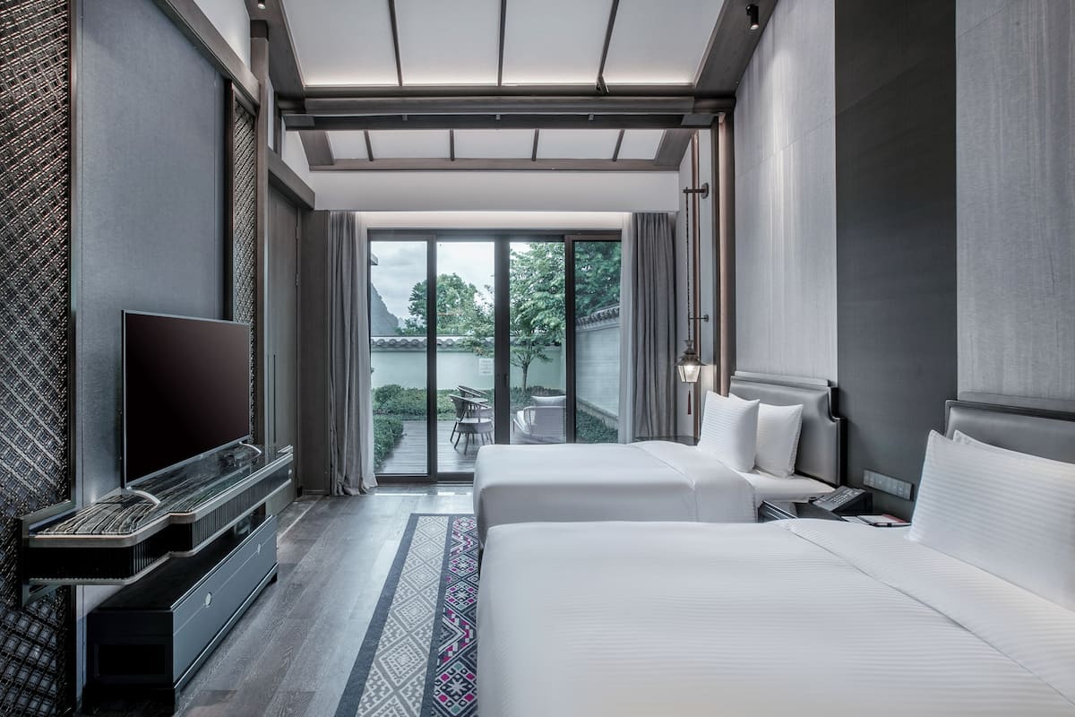 Deluxe tweepersoonskamer, terras, uitzicht op de binnenplaats | Donsdekens, een minibar, een bureau, extra bedden (toeslag)