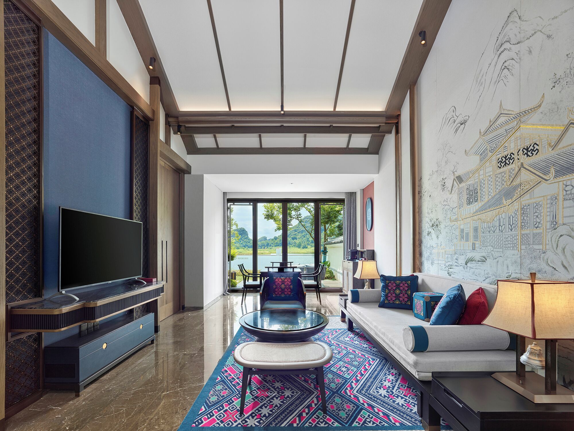 Deluxe dubbelrum - uteplats - sjöutsikt | Duntäcken, minibar, skrivbord och extrasängar