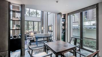 Luxury-Suite, Terrasse, Blick auf den Innenhof | Eigene Küche | Wasserkocher mit Kaffee-/Teezubehör