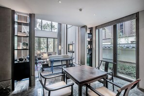 Luxe suite, patio, uitzicht op binnenplaats | Privékeuken | Een koffiezetapparaat/waterkoker