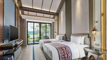 Deluxe dubbelrum - uteplats - sjöutsikt | Duntäcken, minibar, skrivbord och extrasängar