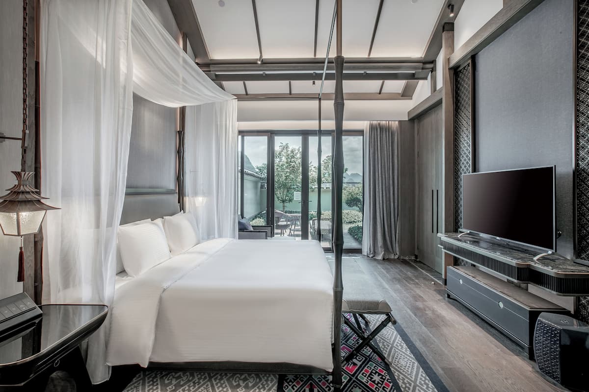 Deluxe tweepersoonskamer, terras, uitzicht op de binnenplaats | Donsdekens, een minibar, een bureau, extra bedden (toeslag)