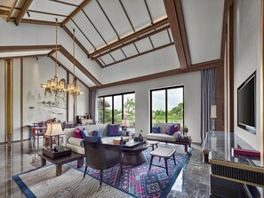 Luksussviitti, patio, järvinäköala | Untuvapeitot, minibaari, tallelokero huoneessa, työpöytä