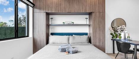 Strykejern/-brett, internettilgang og sengetøy