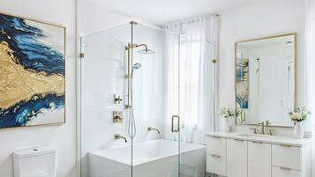 Secadora de cabello, bidet, toallas, jabón