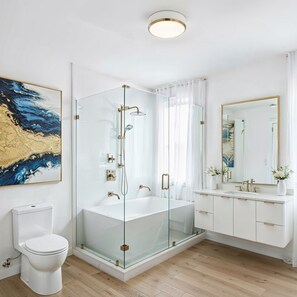 Secadora de cabello, bidet, toallas, jabón 