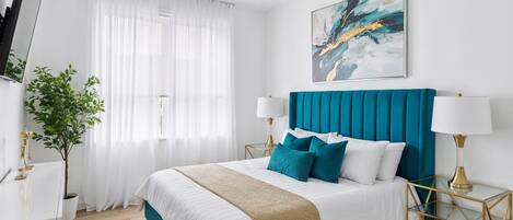 Tabla de planchar con plancha, wifi y ropa de cama