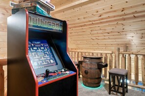 Games room - Cozy Cabin-Kids’ Fav! Private Putt-Putt & Arcades (Sevierville)