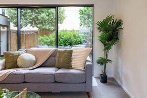 TV - Central City House with Garage | Walk to Stadium (Christchurch)