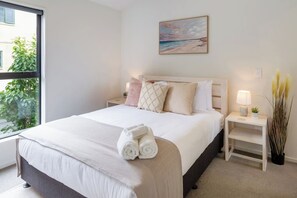 Een strijkplank/strijkijzer, reisbedje, wifi, beddengoed