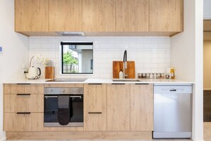 Een koelkast, een magnetron, een oven, een kookplaat