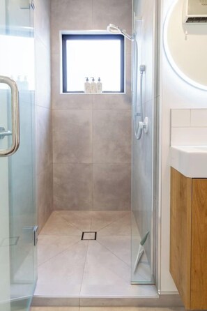 Hair dryer, towels - Central City House with Garage | Walk to Stadium (Christchurch)