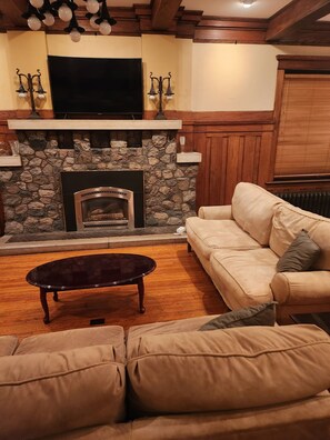 Smart TV, fireplace