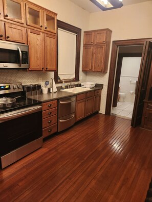 Frigorifero, microonde, forno, piano cottura