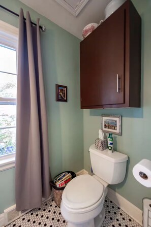 Jetted bath, hair dryer, towels, soap - Crescent Hill near downtown (Louisville)