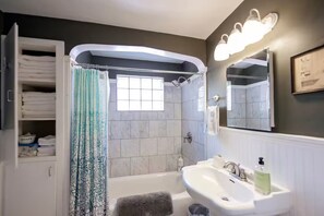 Jetted bath, hair dryer, towels, soap - Crescent Hill near downtown (Louisville)