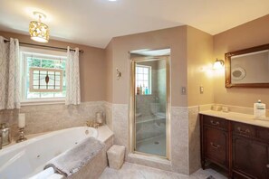 Jetted bath, hair dryer, towels, soap - Crescent Hill near downtown (Louisville)