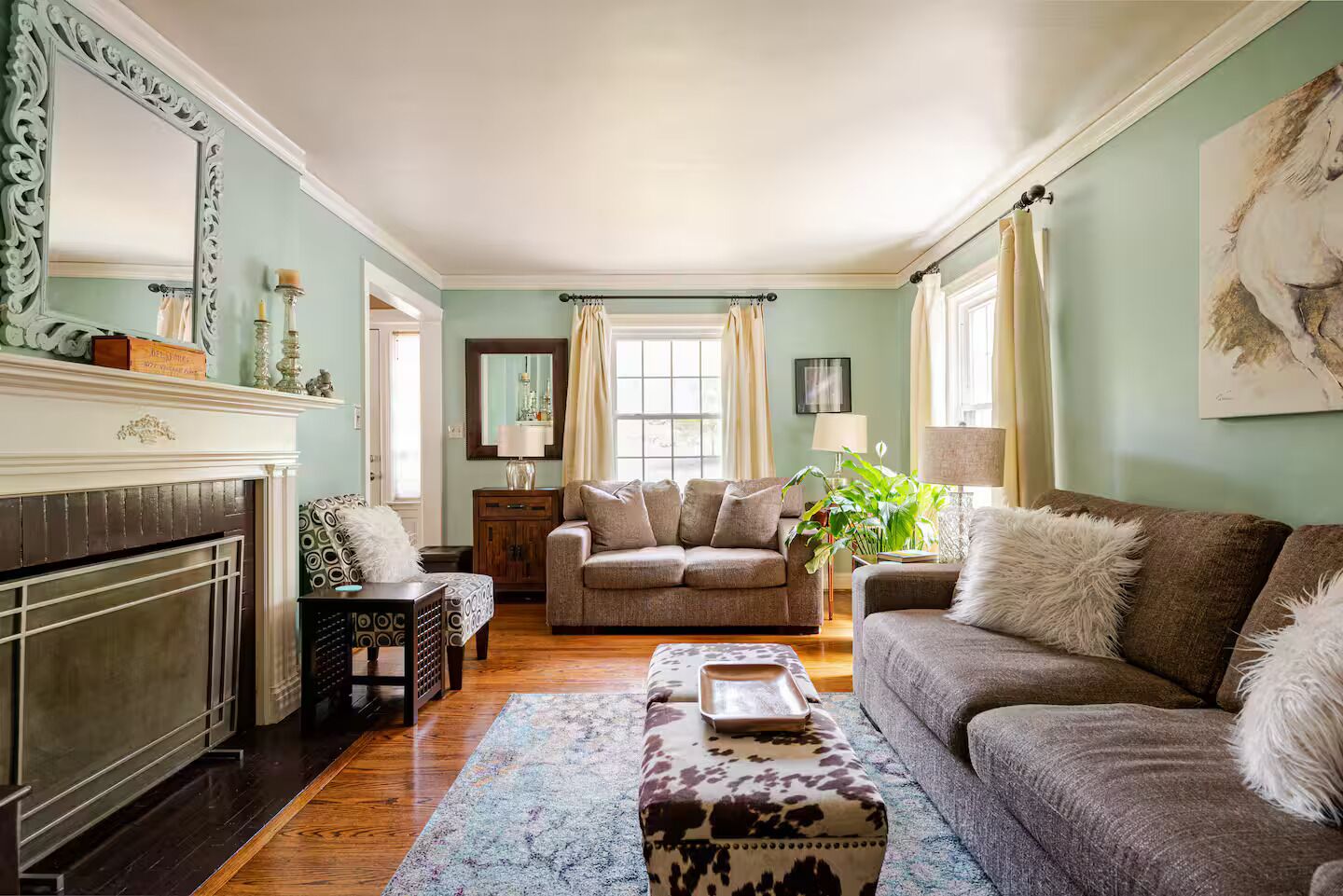 Smart-TV, peis, DVD-spiller og bøker