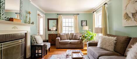 Smart-TV, peis, DVD-spiller og bøker