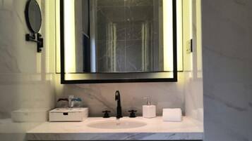 Regadera, secadora de cabello, pantuflas, toallas