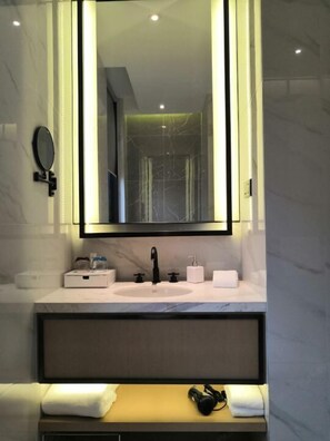 淋浴設備、吹風機、拖鞋、毛巾