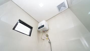 Standard Single Room | Bathroom | Shower, towels