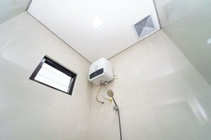 Quarto solteiro standard | Banheiro | Chuveiro, toalhas de banho