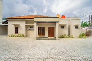 Vista frontal de la propiedad