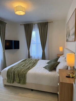 3 bedrooms, iron/ironing board, WiFi, bed sheets - Stylish 3BR Revere Home|Sleeps 8|Near Boston&Beach (Revere)