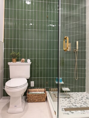 Douche, sèche-cheveux, bidet, savon