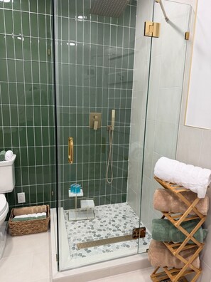 Douche, sèche-cheveux, bidet, savon