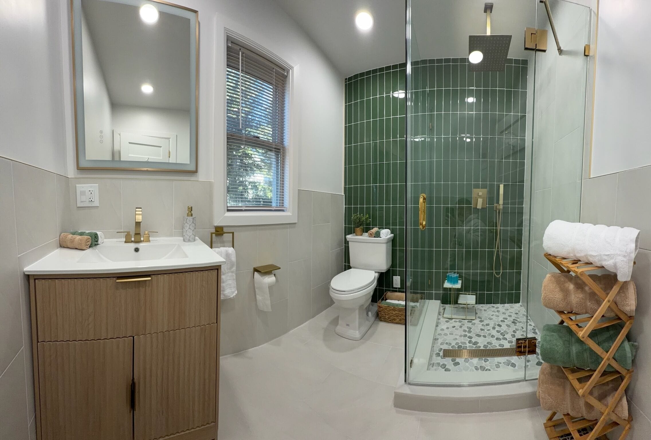 Ducha, secador de pelo, bidet, jabón