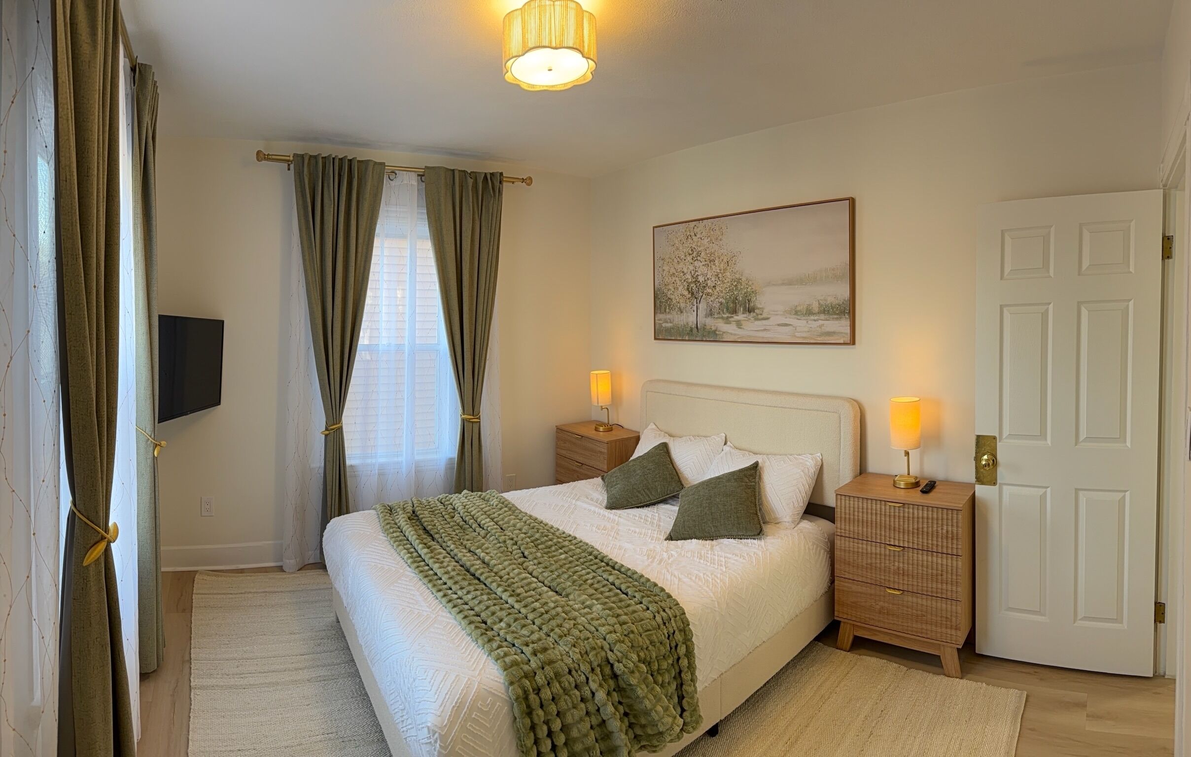 Een strijkplank/strijkijzer, wifi, beddengoed