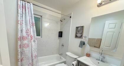 Newly Renovated 3BR Sun-Drenched Flat in Oakland. Central to SF and Berkeley