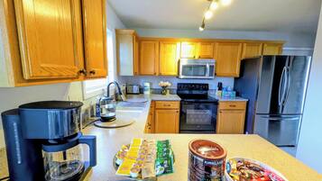 Frigorífico, microondas, horno y lavavajillas