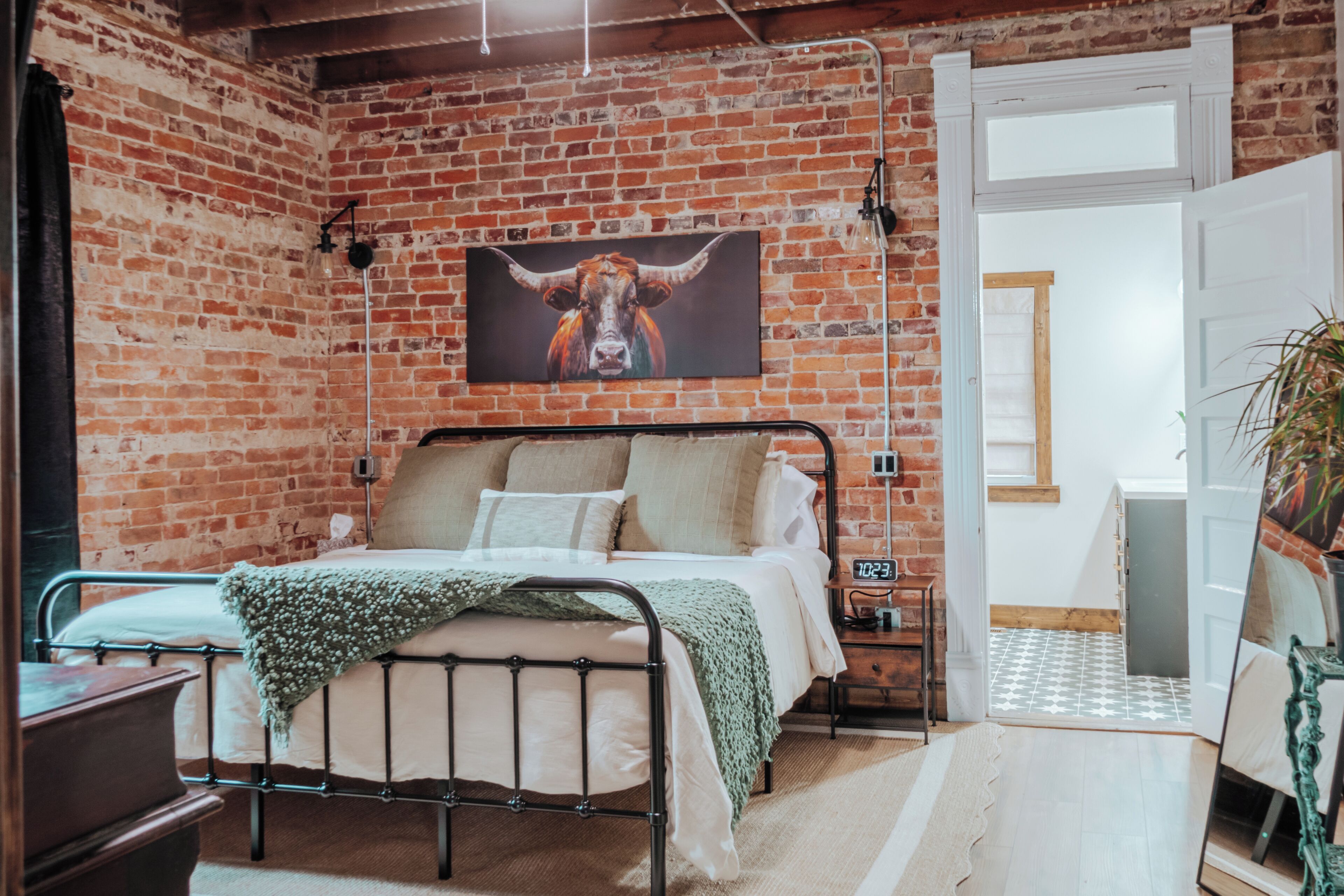 Een strijkplank/strijkijzer, internet, beddengoed