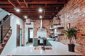 Private kitchen - Twinbricks Railhouse off Route 66 (Bourbon)