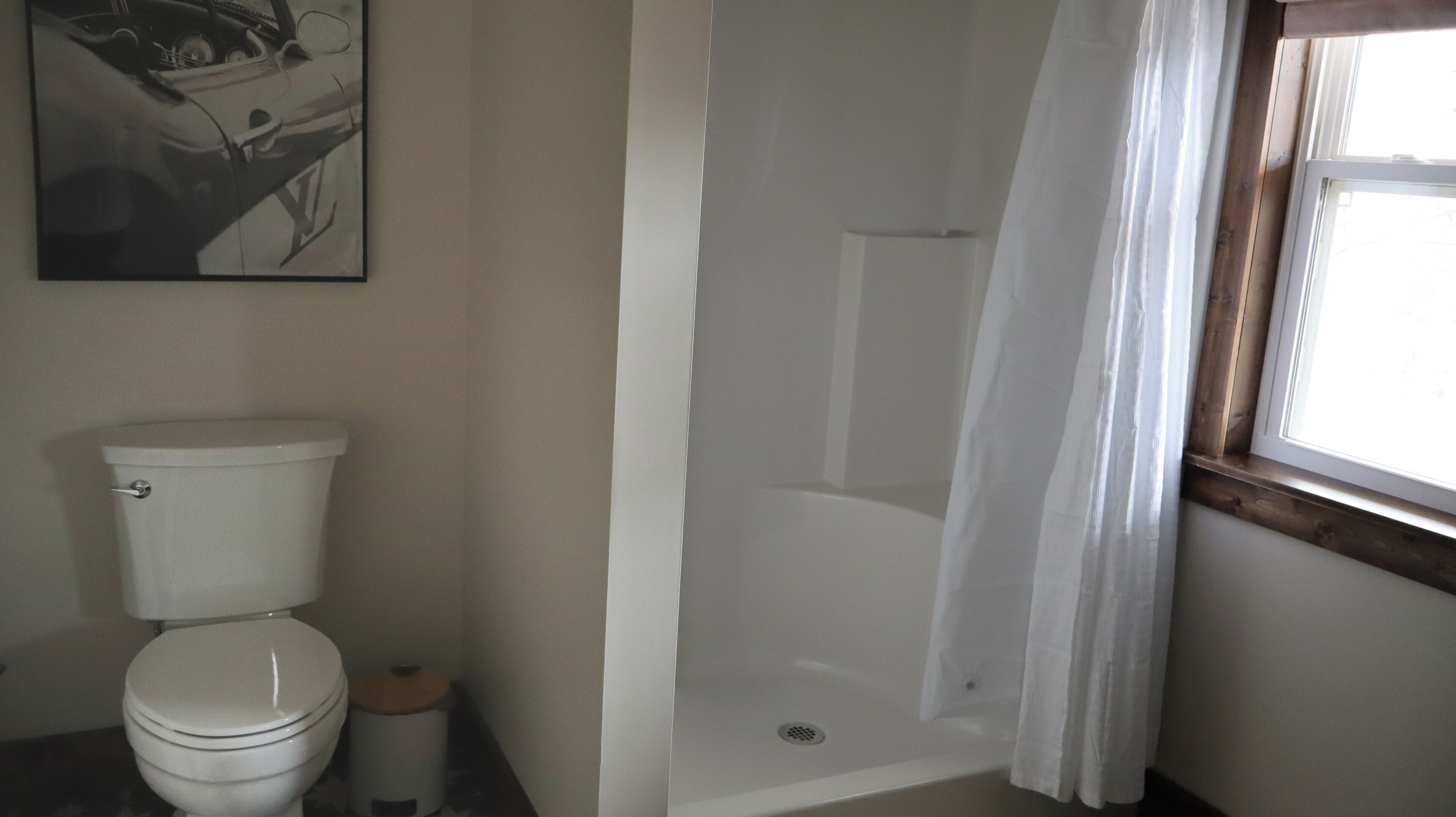 Secadora de cabello, toallas, jabón, papel de baño 
