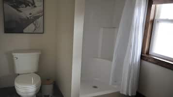 Secadora de cabello, toallas, jabón, papel de baño