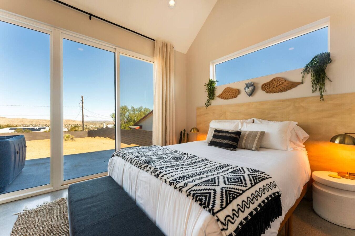 Travel crib, free WiFi, bed sheets