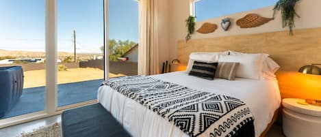 Travel crib, free WiFi, bed sheets