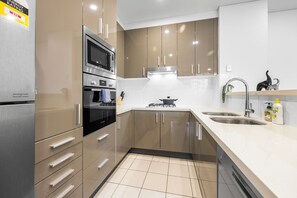 Fridge, microwave, oven, stovetop - Stylish 2BR Stay – Near Cafés & Transport (Waterloo)