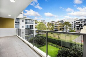 Property grounds - Stylish 2BR Stay – Near Cafés & Transport (Waterloo)