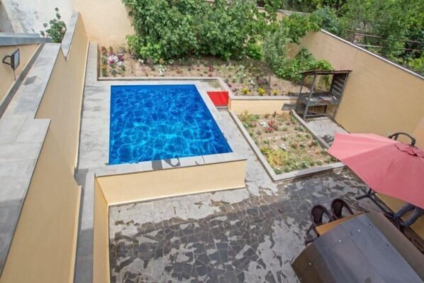 Outdoor pool - Noah’s sunlight villa hotel (Yerevan)